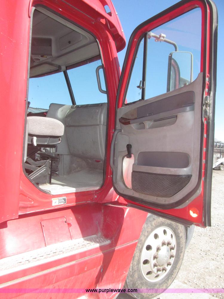 image for item F7260 2001 Freightliner Century Class ST120 semi truck