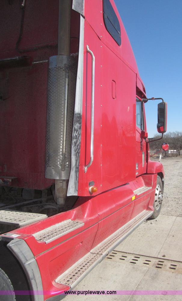 image for item F7260 2001 Freightliner Century Class ST120 semi truck