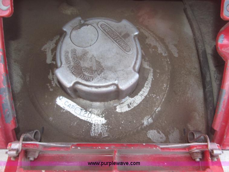 image for item F7260 2001 Freightliner Century Class ST120 semi truck