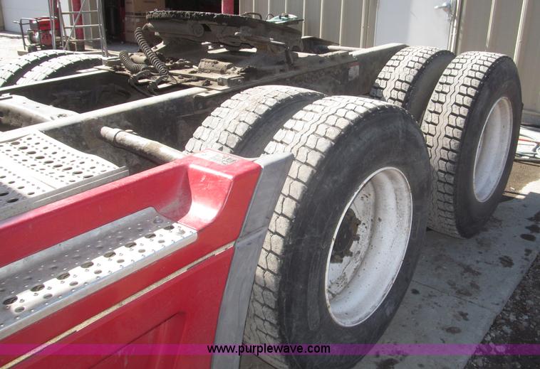 image for item F7260 2001 Freightliner Century Class ST120 semi truck