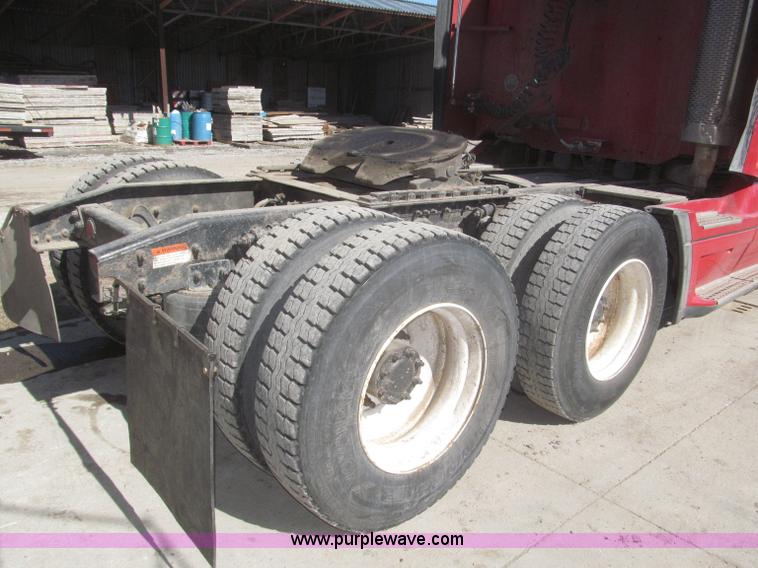 image for item F7260 2001 Freightliner Century Class ST120 semi truck