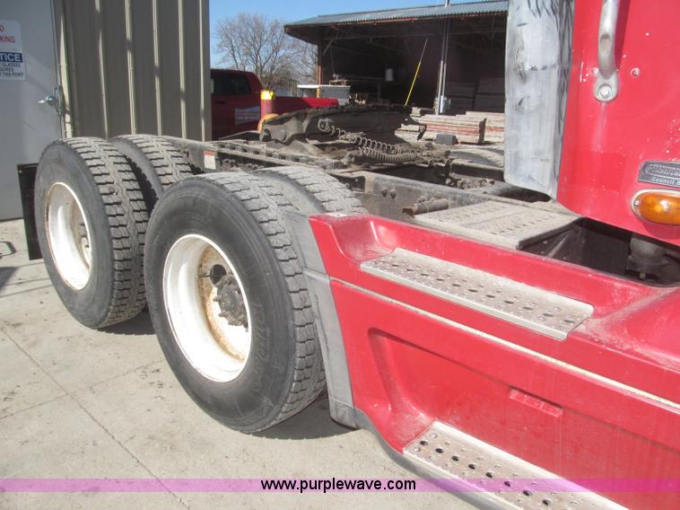 image for item F7260 2001 Freightliner Century Class ST120 semi truck