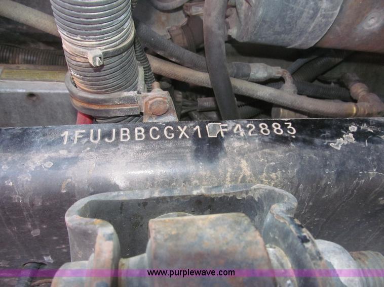 image for item F7260 2001 Freightliner Century Class ST120 semi truck