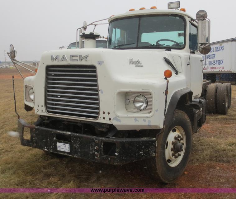 image for item F8174 1995 Mack DM688S truck cab and chassis
