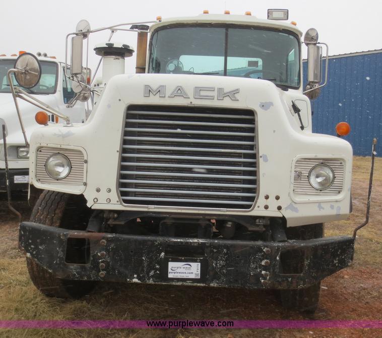 image for item F8174 1995 Mack DM688S truck cab and chassis