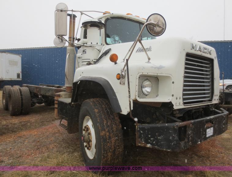 image for item F8174 1995 Mack DM688S truck cab and chassis