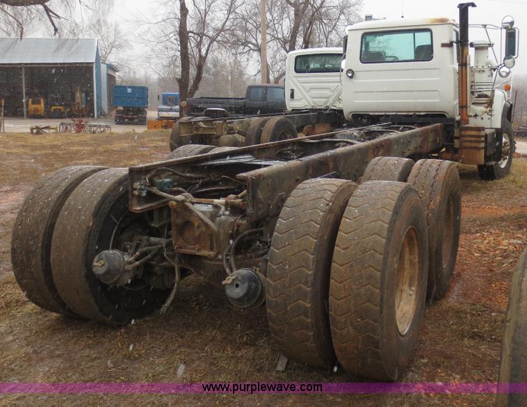 image for item F8174 1995 Mack DM688S truck cab and chassis