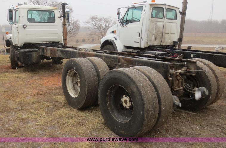 image for item F8174 1995 Mack DM688S truck cab and chassis