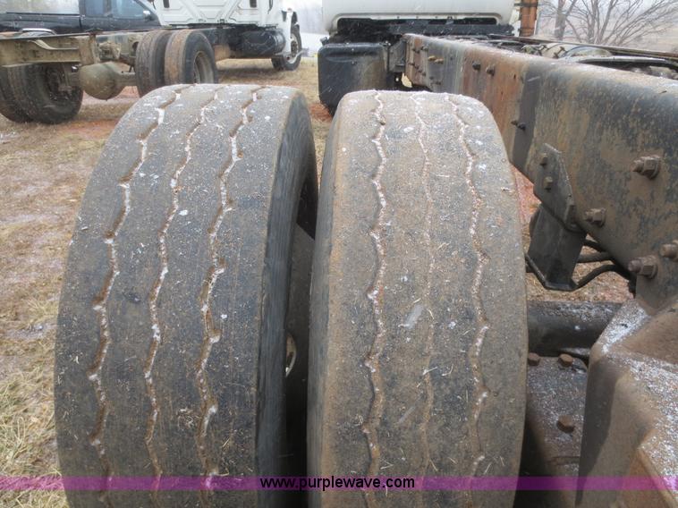 image for item F8174 1995 Mack DM688S truck cab and chassis