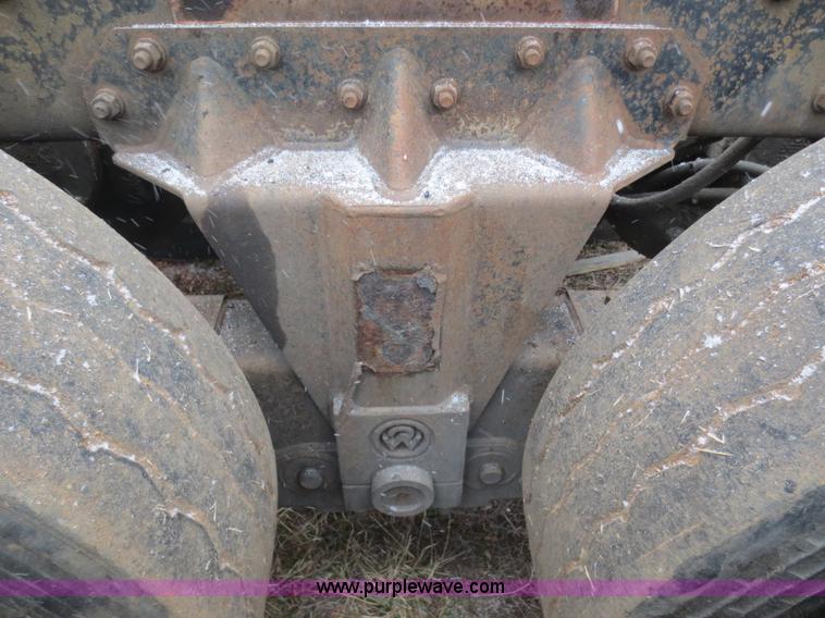 image for item F8174 1995 Mack DM688S truck cab and chassis