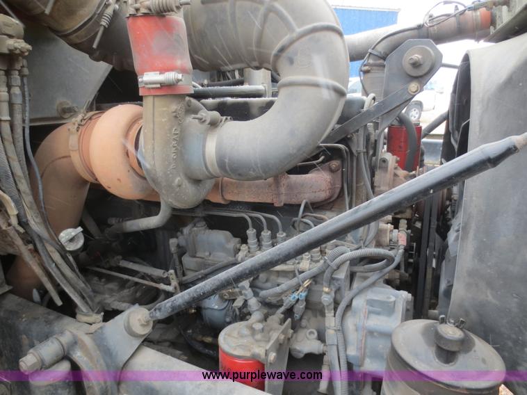 image for item F8174 1995 Mack DM688S truck cab and chassis