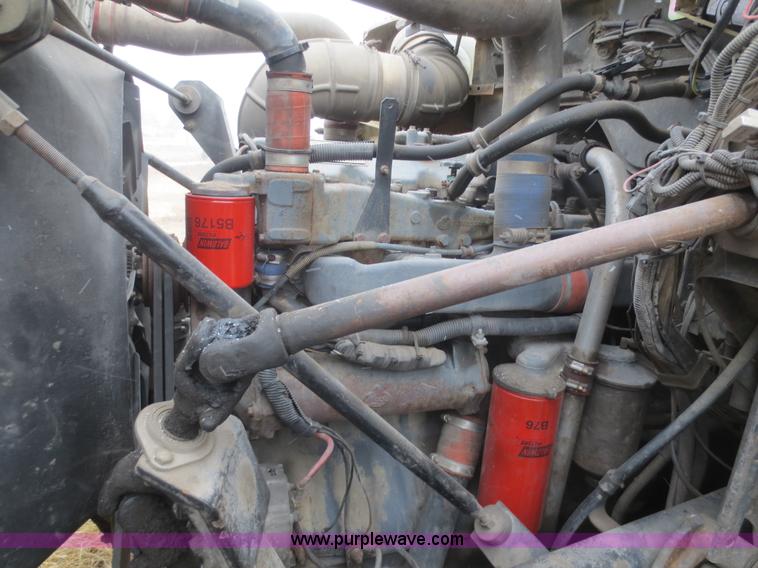 image for item F8174 1995 Mack DM688S truck cab and chassis