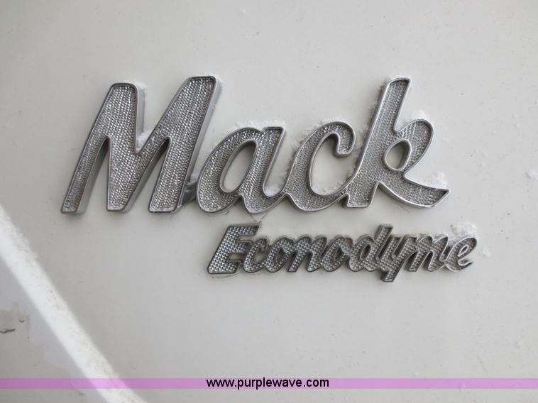 image for item F8174 1995 Mack DM688S truck cab and chassis