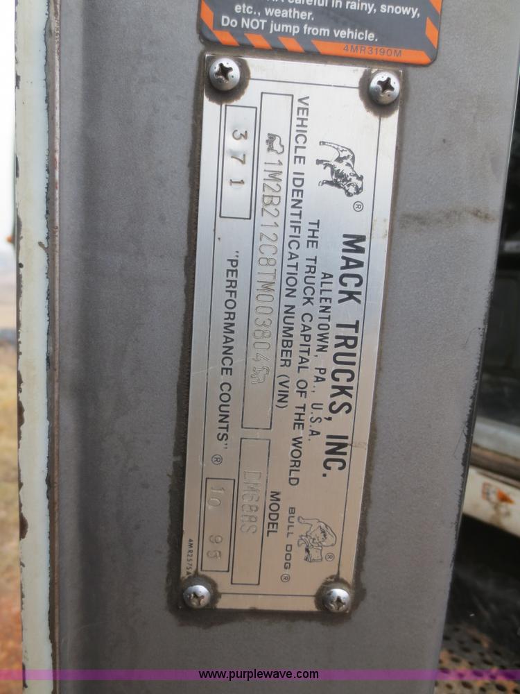 image for item F8174 1995 Mack DM688S truck cab and chassis
