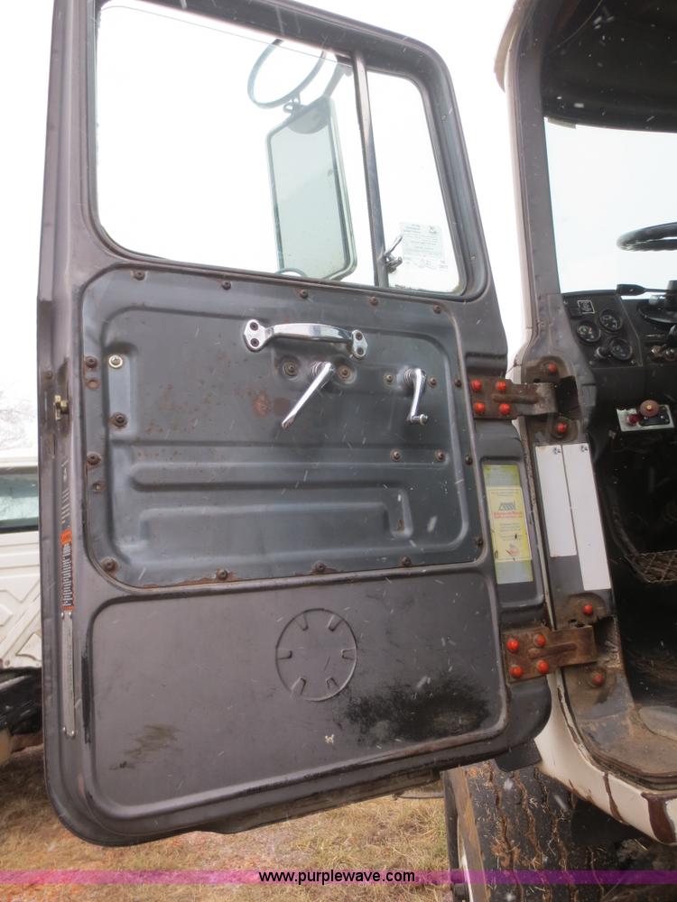 image for item F8174 1995 Mack DM688S truck cab and chassis