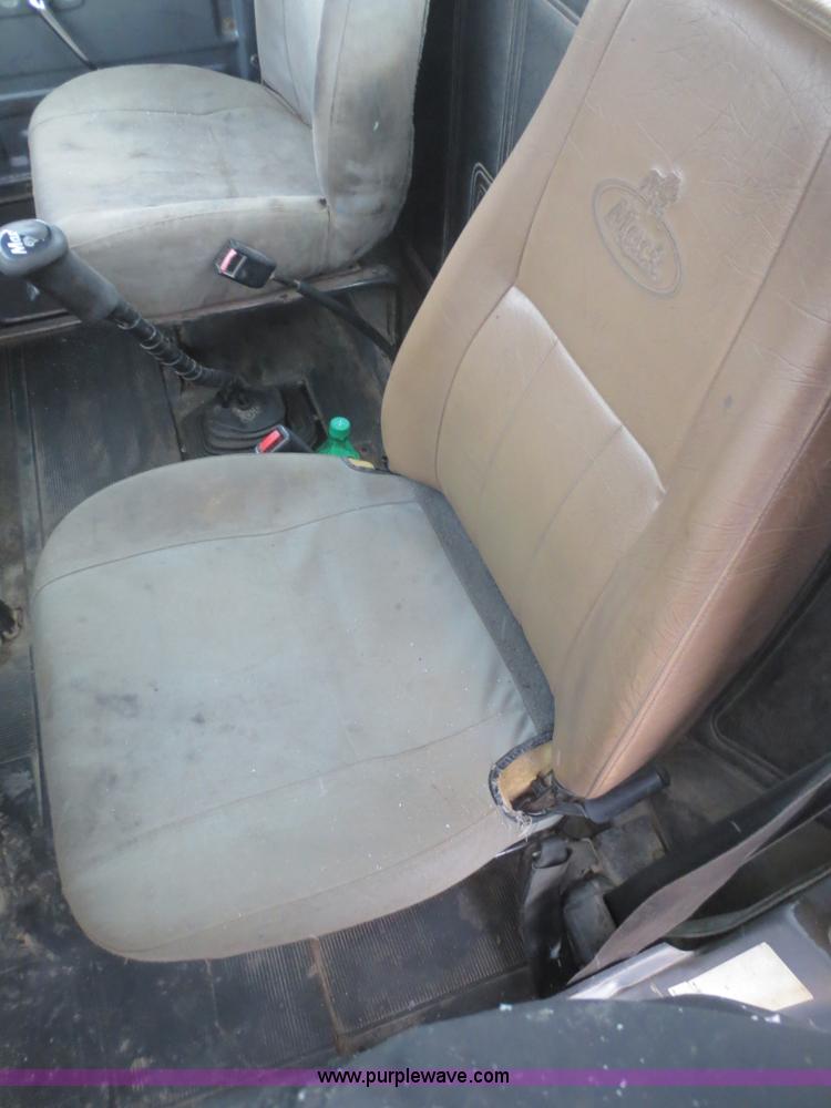 image for item F8174 1995 Mack DM688S truck cab and chassis