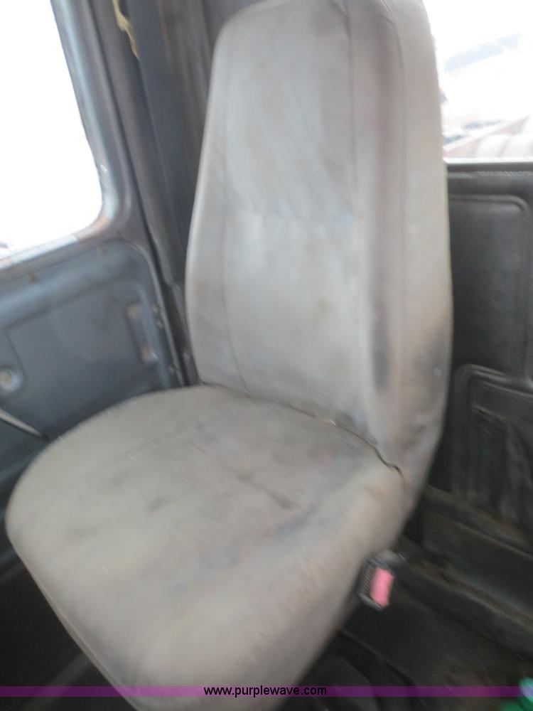 image for item F8174 1995 Mack DM688S truck cab and chassis