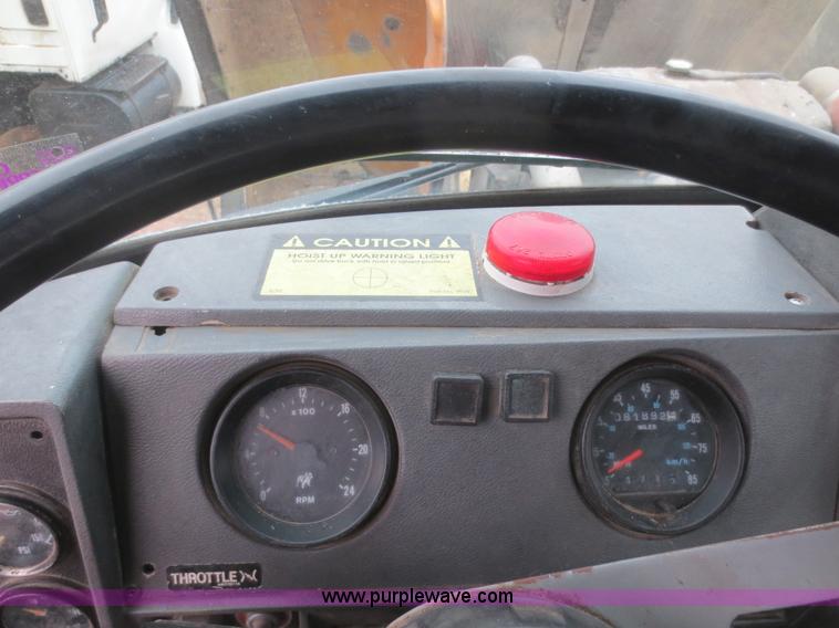 image for item F8174 1995 Mack DM688S truck cab and chassis