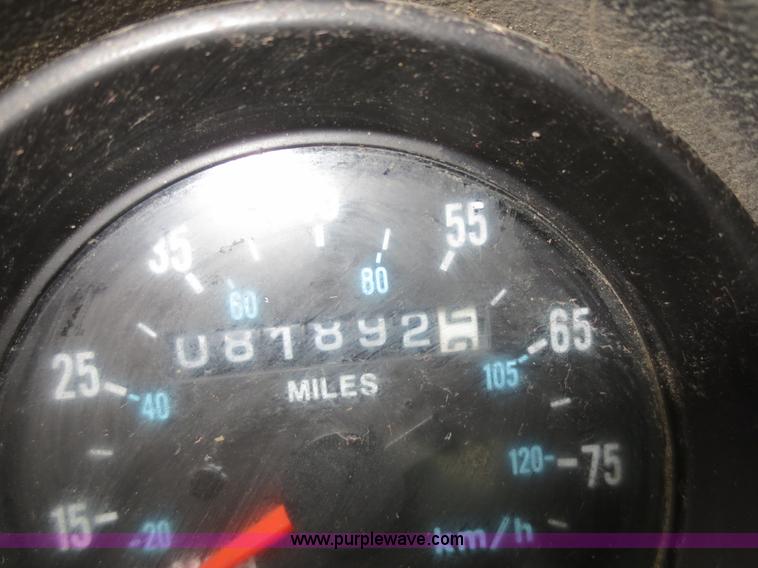 image for item F8174 1995 Mack DM688S truck cab and chassis