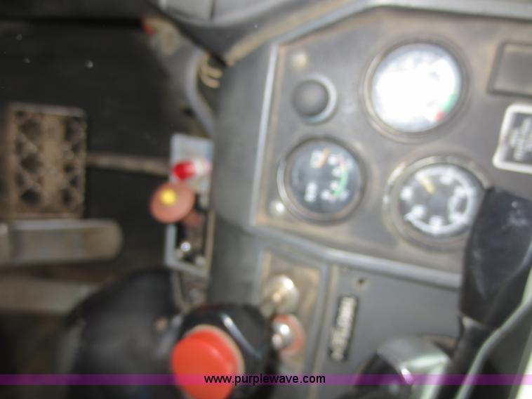 image for item F8174 1995 Mack DM688S truck cab and chassis