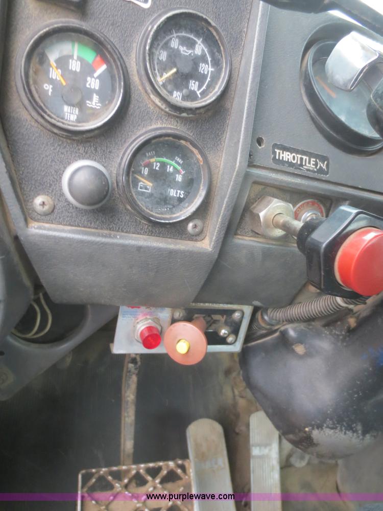 image for item F8174 1995 Mack DM688S truck cab and chassis