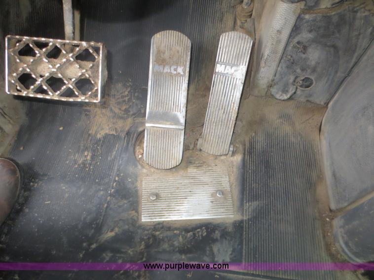 image for item F8174 1995 Mack DM688S truck cab and chassis