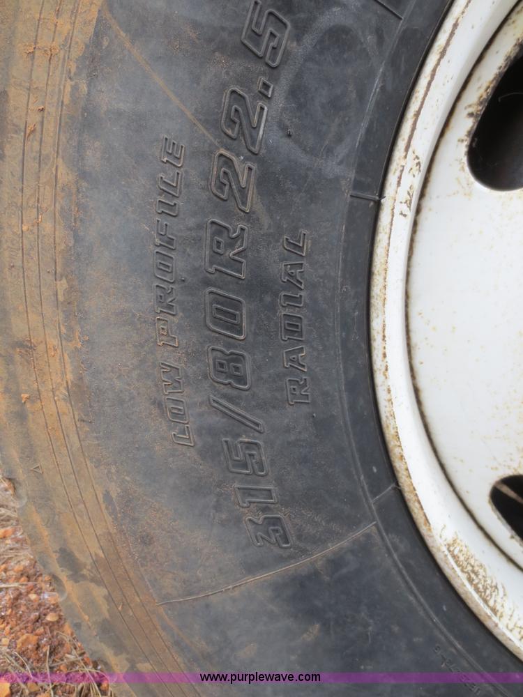 image for item F8174 1995 Mack DM688S truck cab and chassis