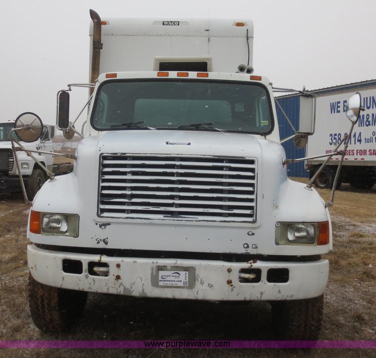 image for item F8176 1994 International 4900 box truck