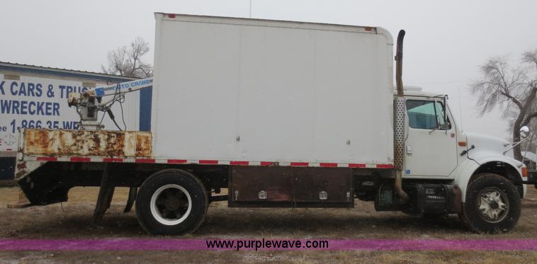image for item F8176 1994 International 4900 box truck