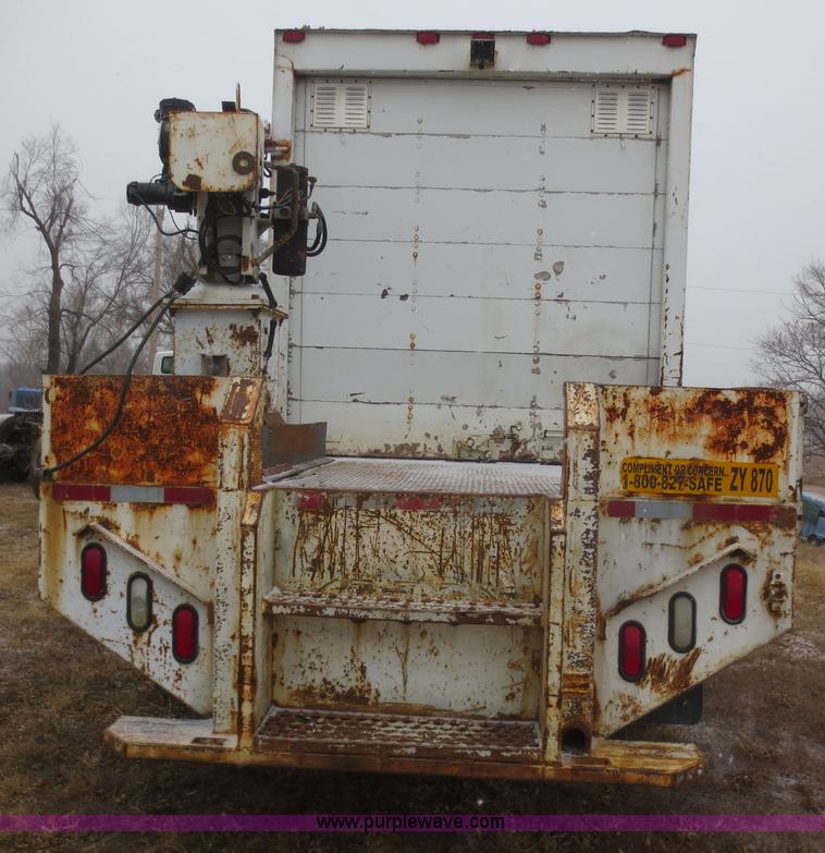 image for item F8176 1994 International 4900 box truck