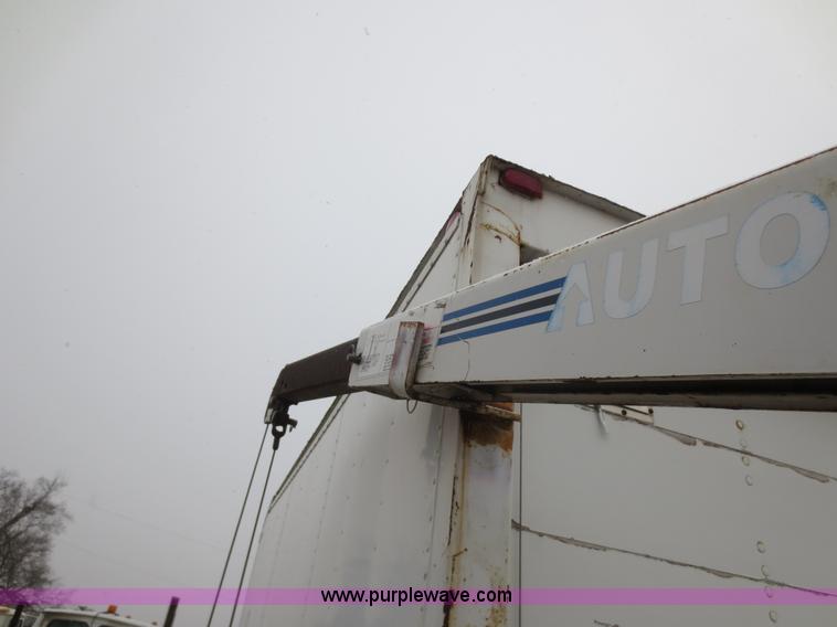 image for item F8176 1994 International 4900 box truck