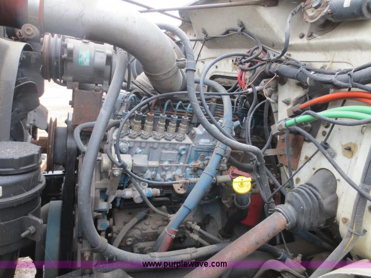 image for item F8176 1994 International 4900 box truck