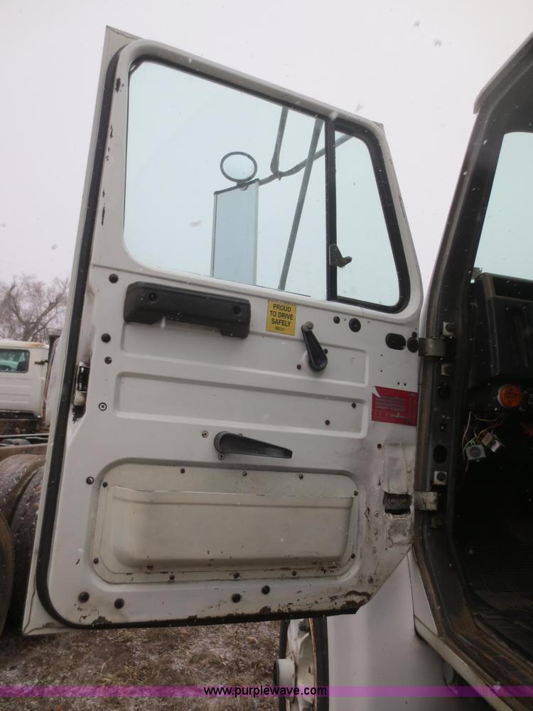 image for item F8176 1994 International 4900 box truck