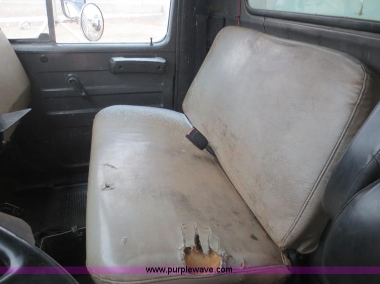 image for item F8176 1994 International 4900 box truck