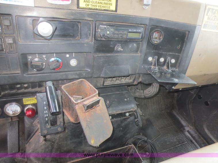 image for item F8176 1994 International 4900 box truck