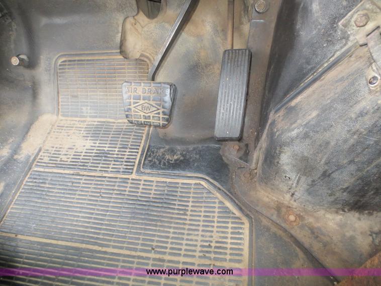 image for item F8176 1994 International 4900 box truck