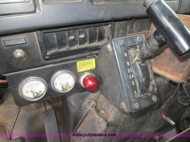 image for item F8176 1994 International 4900 box truck