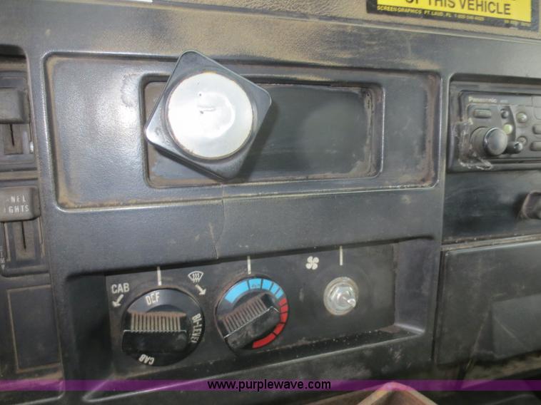 image for item F8176 1994 International 4900 box truck