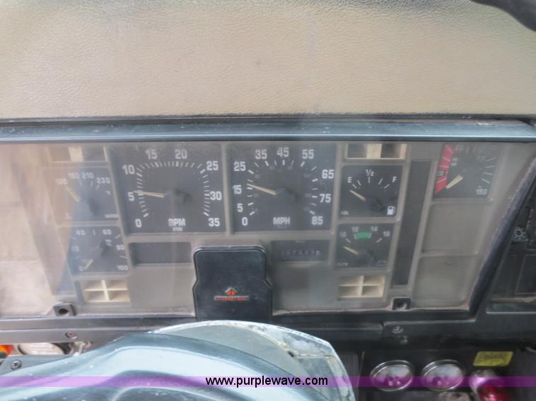 image for item F8176 1994 International 4900 box truck