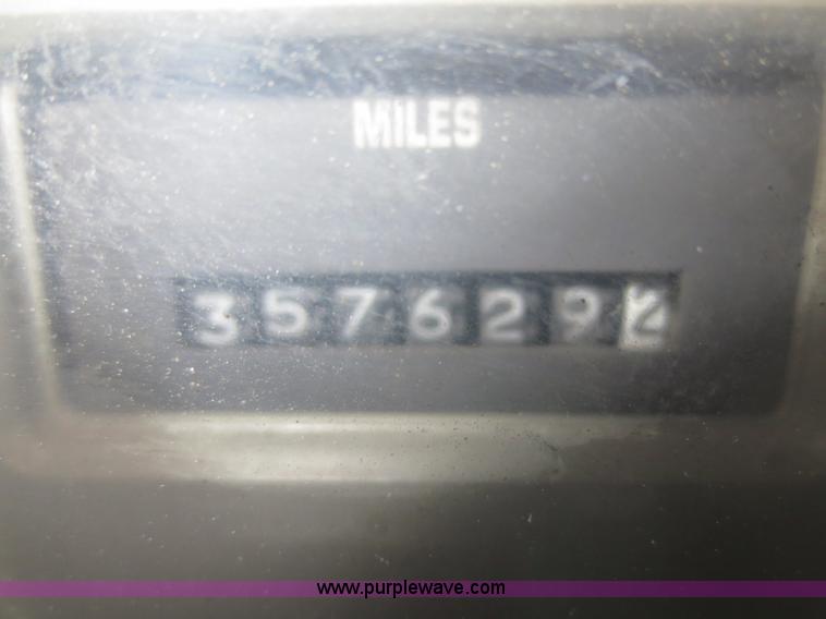 image for item F8176 1994 International 4900 box truck