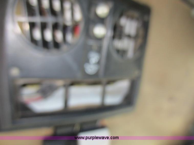 image for item F8176 1994 International 4900 box truck