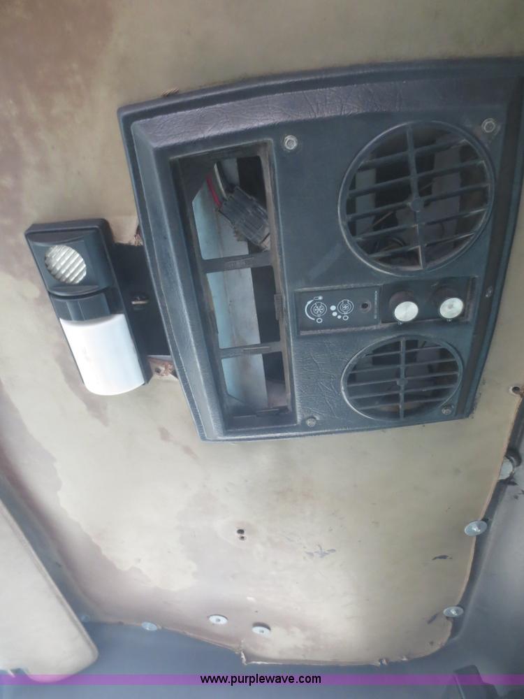 image for item F8176 1994 International 4900 box truck