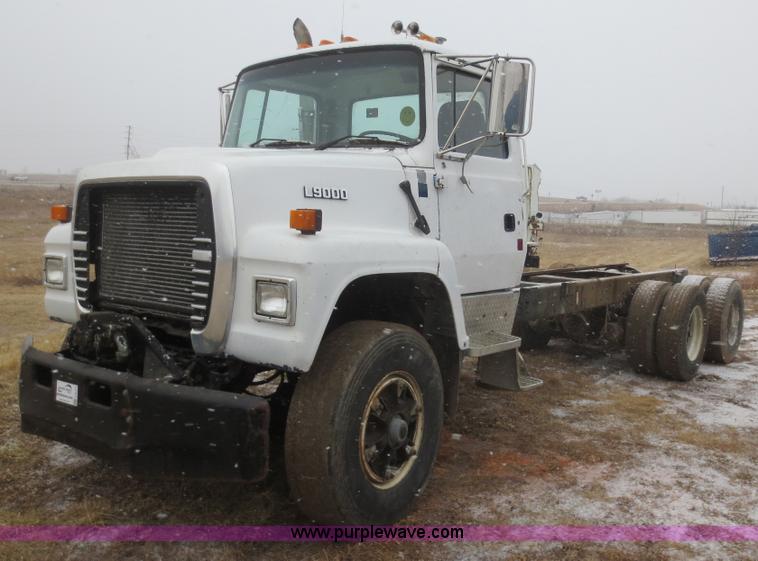 image for item F8177 1996 Ford LNT9000 truck cab and chassis