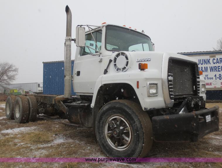image for item F8177 1996 Ford LNT9000 truck cab and chassis