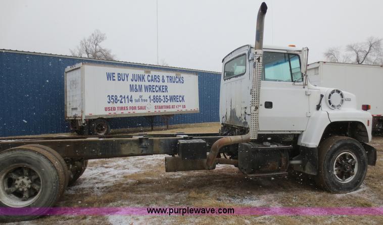 image for item F8177 1996 Ford LNT9000 truck cab and chassis