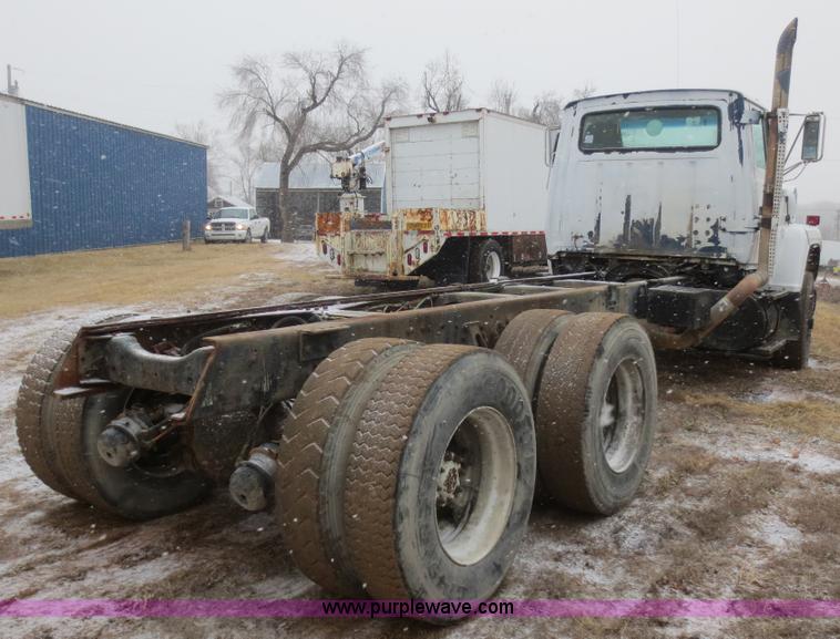 image for item F8177 1996 Ford LNT9000 truck cab and chassis