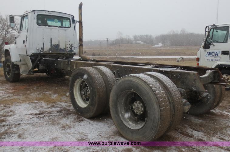 image for item F8177 1996 Ford LNT9000 truck cab and chassis
