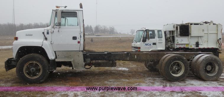 image for item F8177 1996 Ford LNT9000 truck cab and chassis