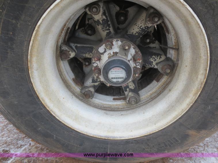 image for item F8177 1996 Ford LNT9000 truck cab and chassis