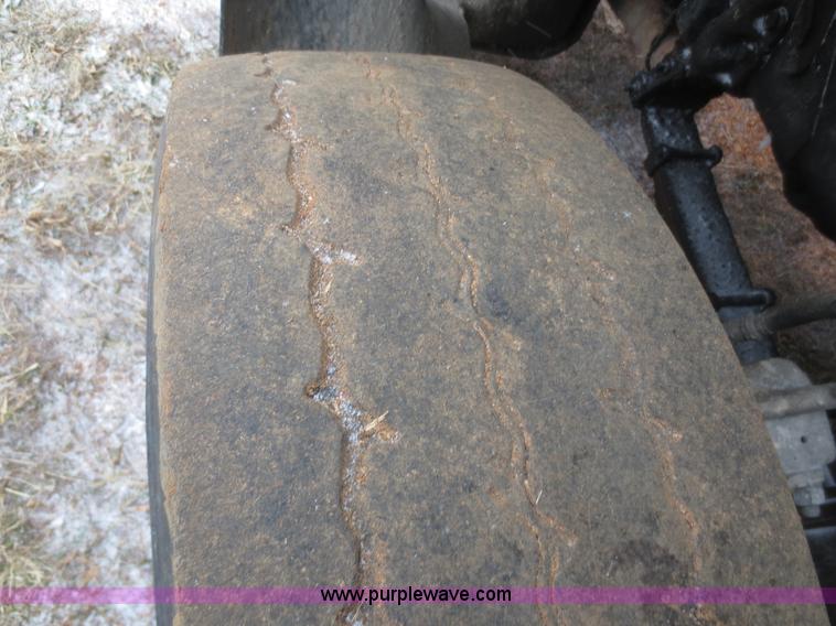 image for item F8177 1996 Ford LNT9000 truck cab and chassis